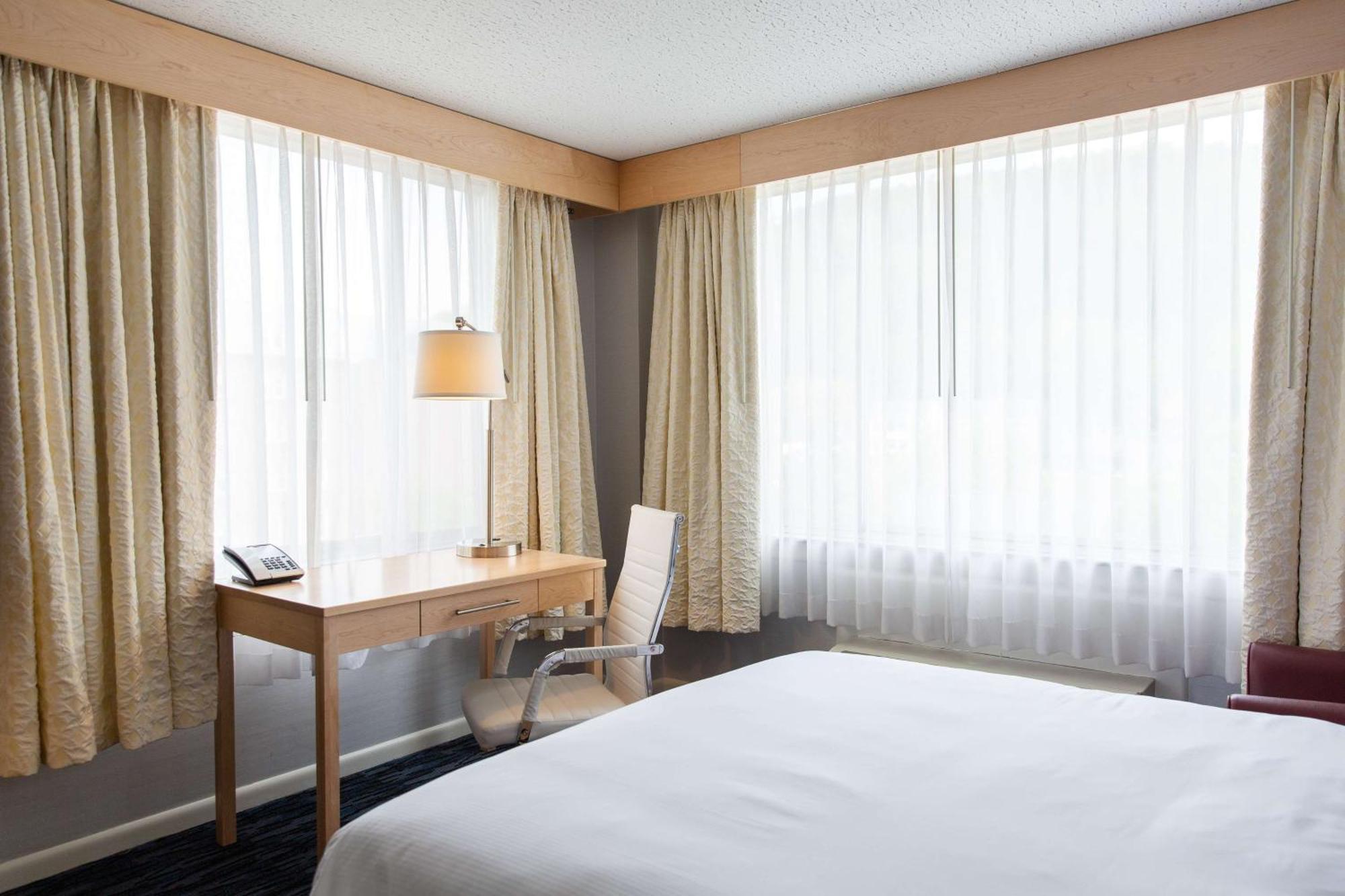 Capitol Plaza Hotel Montpelier Tapestry Collection By Hilton Bagian luar foto