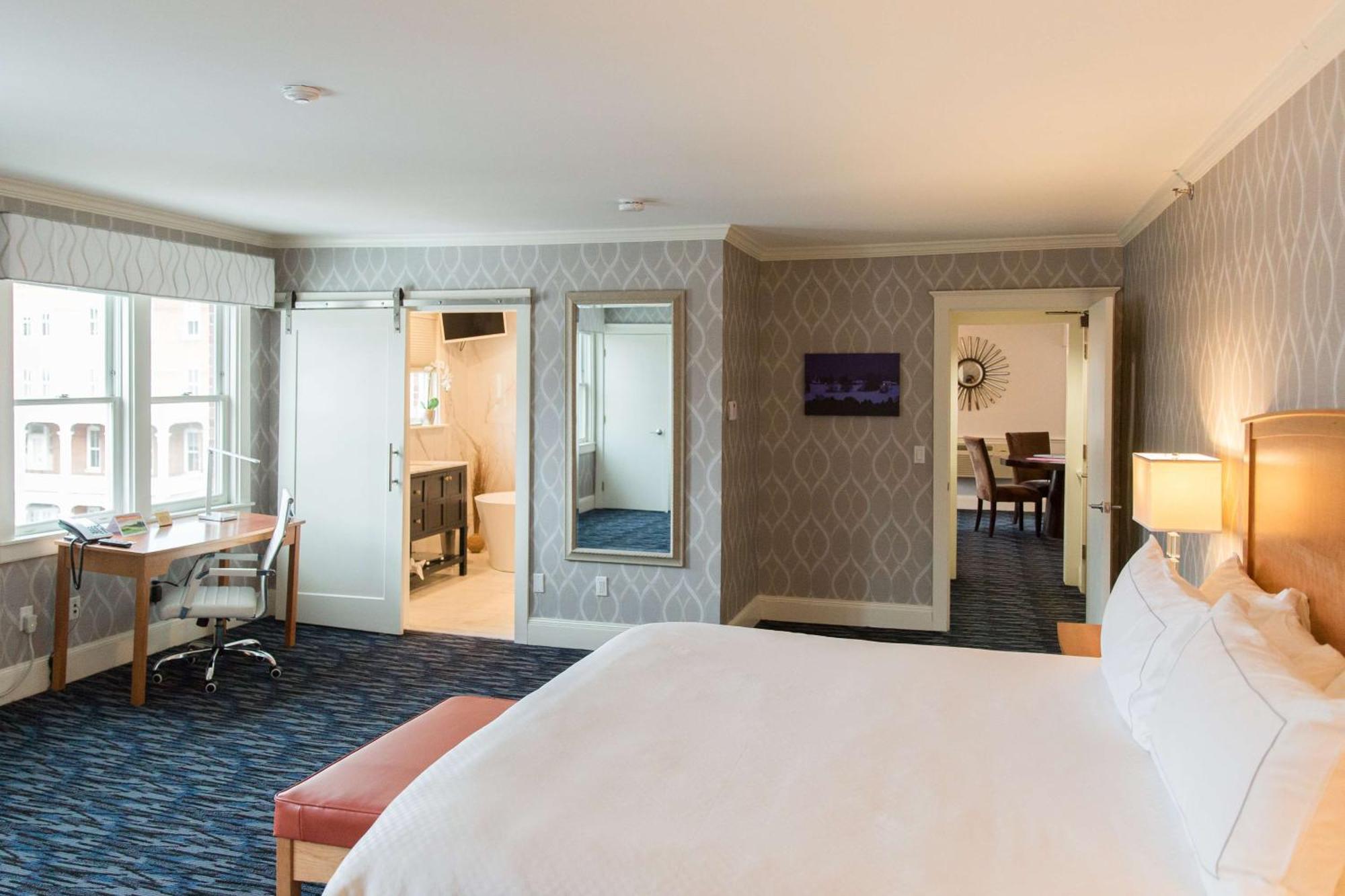 Capitol Plaza Hotel Montpelier Tapestry Collection By Hilton Bagian luar foto
